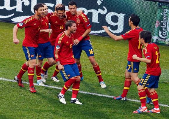 161703_pemain-timnas-spanyol-merayakan-gol-david-silva-pada-final-melawan-italia-_641_452